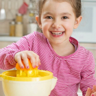 Los organismos oficiales aseguran que los zumos de frutas naturales no aportan al niño los mismos beneficios que la fruta entera y que, de hecho, contribuyen a la obesidad y a la formación de caries dentales.