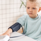 Aunque la presión arterial elevada suele ser una condición que afecta principalmente a los adultos, lo cierto es que los niños también pueden sufrirla. No obstante, al ser una afección asintomática, el diagnóstico tiende a ser difícil.