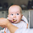Bebé comiendo puré (Foto: iStock)