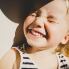 Si te preguntas a menudo si tu hijo estará creciendo siendo un niño feliz, te ayudamos a saber si la respuesta es afirmativa. Aquí están las diez señales que ayudan a detectar felicidad en los más pequeños.