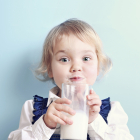 La leche de fórmula satisface por sí misma las necesidades de los lactantes durante los seis primeros meses de vida. En el mercado hay  gran variedad dónde elegir. Para saber cuál es la mejor para tu bebé, puedes seguir las siguientes recomendaciones  basadas en el Manual de nutrición de la Asociación Española de Pediatría.