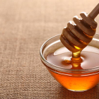 Aunque la miel sea un alimento natural puede contener una serie de esporas que, tras consumirla, puede causar botulismo, siendo un riesgo para niños menores de un año de edad.