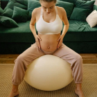 Mujer practicando ejercicios de posparto