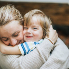 Un abrazo no es una simple muestra de cariño para un niño: cuando abrazas a un niño, le transmites paz, seguridad, tranquilidad y otras cosas buenas que debes conocer como padre o madre.