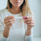 Mujer esperando el resultado de su test de embarazo
