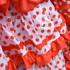 El rojo es un color que nunca pasará de moda en los trajes de flamenca, aunque los lunares conviene que sean de tamaño pequeño para lucir más elegante.