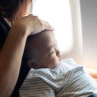 Bebé durmiendo en el avión