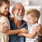 Un abuelo muy feliz junto a sus nietos