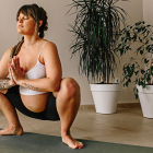 La practica de yoga durante el embarazo ayuda a la mujer embarazada a ganar flexibilidad, evitar ganancia excesiva de peso, sentirse mas relajada, prepararse para el parto y mejorar su postparto