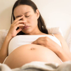 El dolor de cabeza es un síntoma frecuente durante en el embarazo, sobre todo, en el primer trimestre.