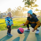 A los 15 meses los juegos con pelotas y al aire libre estimulan el desarrollo del niño.