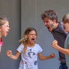 Un padre y sus tres hijos gritando
