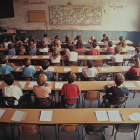 Un aula llena de alumnos y alumnas