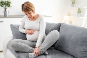 En el embarazo se retienen gases que producen distensión abdominal y dolor. La progesterona relaja los músculos intestinales y el útero desplaza al estómago.