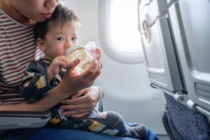Dar el biberón a tu bebé en el avión le ayuda a reducir molestias en los oidos