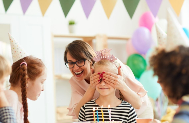 Por qué no es una buena idea abrir los regalos de cumpleaños durante las  fiestas infantiles, según una madre