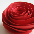 ¿Quieres aprender a hacer una rosa de papel con los niños? Puede ser una excelente opción para regalar a alguien, sobre todo, si celebráis San Jorge. Mira cómo hacerlo.