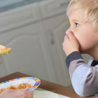 ¿Tu hijo siempre quiere comer lo mismo y es muy delicado y selectivo a la hora de probar sabores nuevos? Quizás estés ante un ‘picky eater’. Descubre cómo actuar.