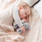Es normal tapar al bebé con mantas o utilizar edredones o sábanas gruesas para protegerlo de los lados de la cuna o de la cama. Pero, ¿son opciones realmente seguras?