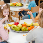 Niños comiendo fruta