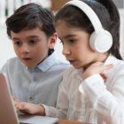 Niños jugando con un ordenador