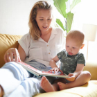 Leer cuentos  cantados desde que son bebés proporciona muchos beneficios.