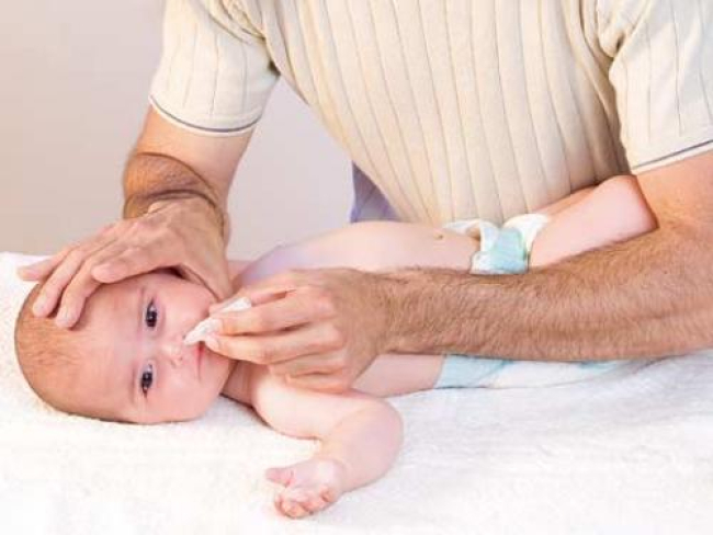 Cómo aplicar el masaje para expulsar mocos y flemas en bebés